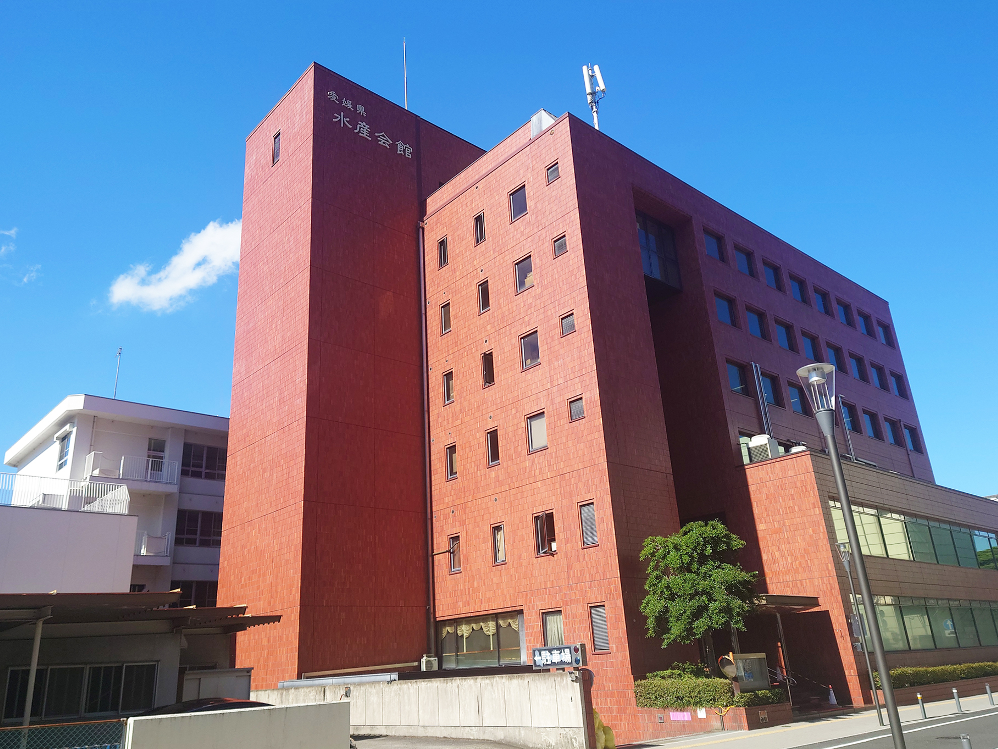 愛媛県水産会館外観